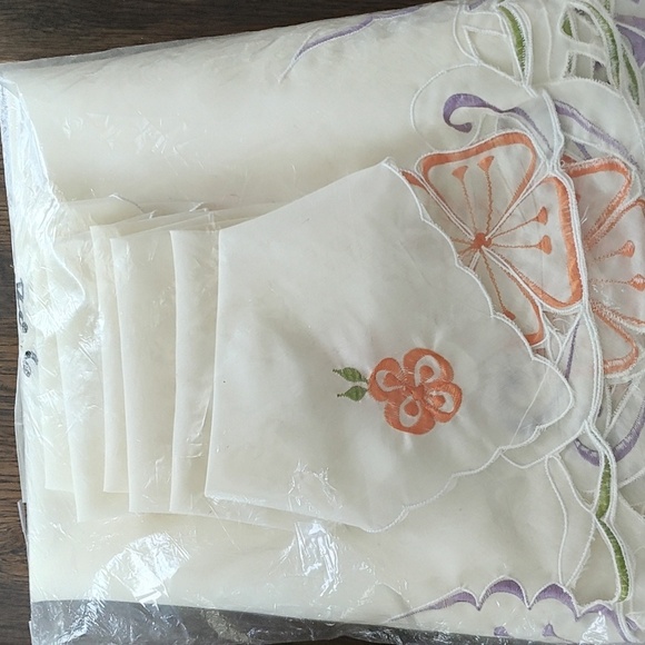 NEW Vintage HAND MADE Embroidered Tablecloth SET - Picture 3 of 14